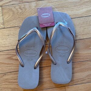 Havaiana Sandals Women’s Size 7/8 Rose Gold NWT